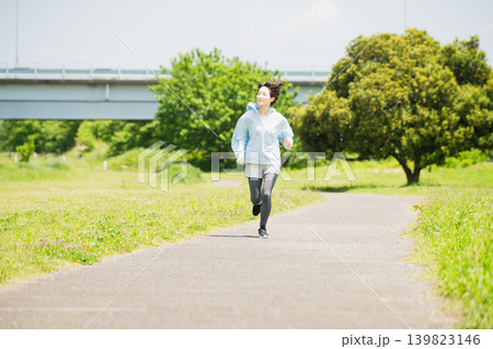 ランニングをする若い女性　スポーツイメージ 139823146