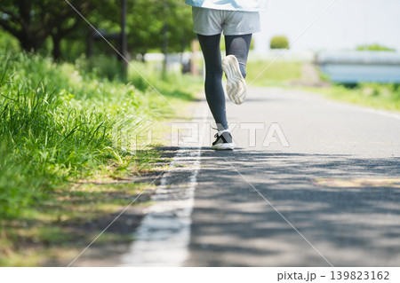 ランニングをする若い女性 スポーツイメージ ランニングをする若い女性 スポーツイメージ 139823162