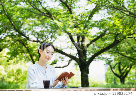 屋外で読書をする若い女性 ライフスタイルイメージ 屋外で読書をする若い女性 ライフスタイルイメージ 139823174