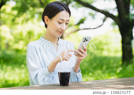 スマートフォンを操作する若い女性　ライフスタイルイメージ 139823177