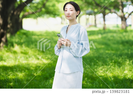 スマートフォンを操作する若い女性 ライフスタイルイメージ スマートフォンを操作する若い女性 ライフスタイルイメージ 139823181