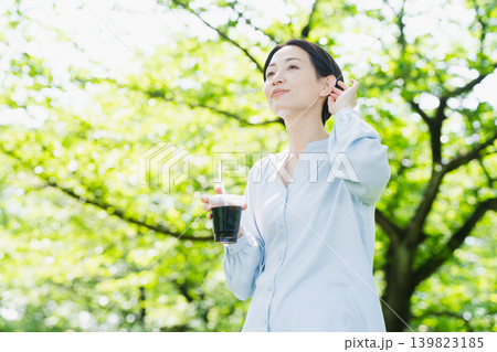 アイスコーヒーを飲む若い女性 ライフスタイルイメージ アイスコーヒーを飲む若い女性 ライフスタイルイメージ 139823185