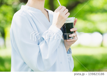 アイスコーヒーを飲む若い女性 ライフスタイルイメージ アイスコーヒーを飲む若い女性 ライフスタイルイメージ 139823186