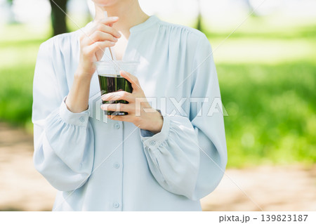 アイスコーヒーを飲む若い女性　ライフスタイルイメージ 139823187