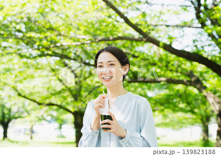 アイスコーヒーを飲む若い女性　ライフスタイルイメージ 139823188