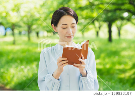屋外で読書をする若い女性 ライフスタイルイメージ 屋外で読書をする若い女性 ライフスタイルイメージ 139823197
