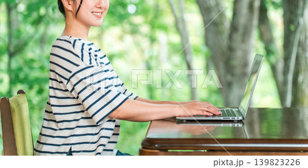 ワーケーション,リモートワークをするアドレスホッパーの若い女性 139823226