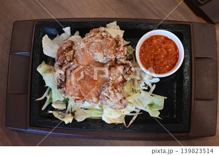 美味しそうなフライドチキンをトマト味のソースと一緒に 美味しそうなフライドチキンをトマト味のソースと一緒に 139823514
