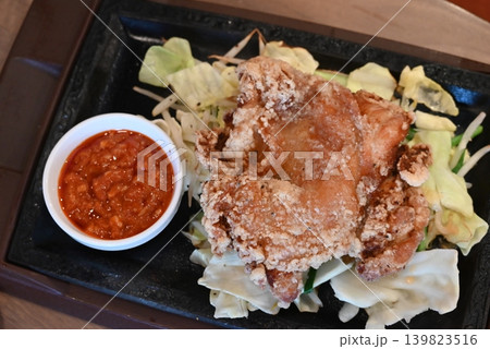 美味しそうなフライドチキンをトマト味のソースと一緒に 美味しそうなフライドチキンをトマト味のソースと一緒に 139823516