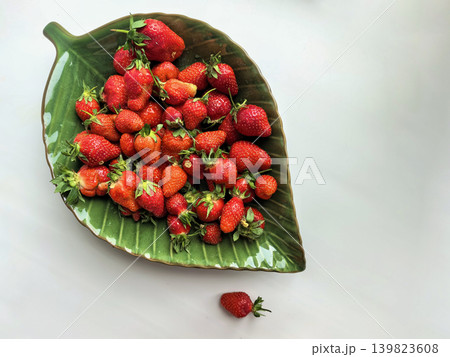 Fresh Strawberries On Leaf With Minimal Background Fresh Strawberries On Leaf With Minimal Background 139823608