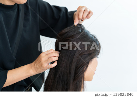 ヘアメイク中の女性 ヘアメイク中の女性 139823840