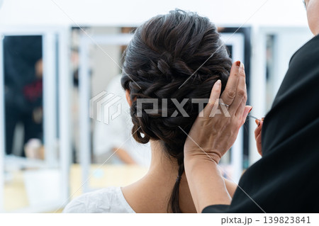 ヘアメイク中の女性 ヘアメイク中の女性 139823841