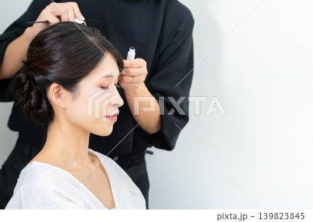 ヘアメイク中の女性 ヘアメイク中の女性 139823845