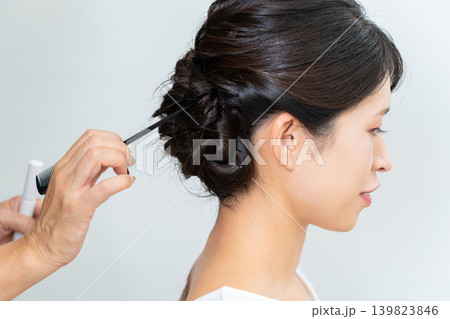 ヘアメイク中の女性 ヘアメイク中の女性 139823846