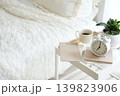 ベッドサイドのテーブルと目覚まし時計 139823906