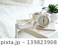 ベッドサイドのテーブルと目覚まし時計 139823908