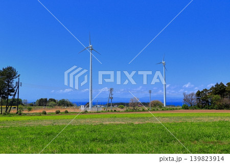 風力発電の風車と陸奥湾、釜臥山｜新緑の田園風景が広がる初夏の景観 青森県横浜町 139823914