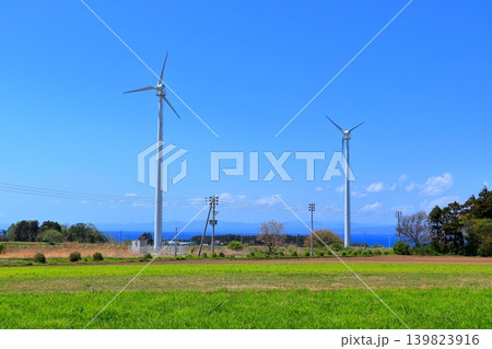 風力発電の風車と陸奥湾、釜臥山|新緑の田園風景が広がる初夏の景観 青森県横浜町 風力発電の風車と陸奥湾、釜臥山|新緑の田園風景が広がる初夏の景観 青森県横浜町 139823916