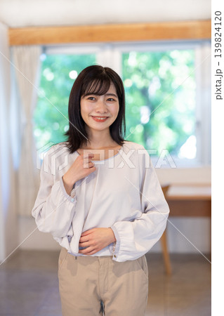 明るい室内でカメラ目線で微笑む日本人の若い女性 明るい室内でカメラ目線で微笑む日本人の若い女性 139824120