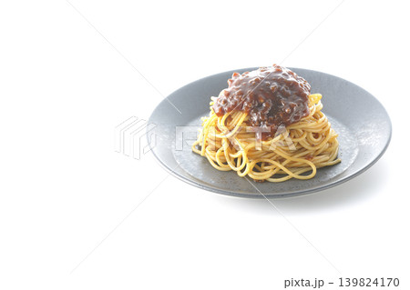スパゲッティミートソースを白背景で単品撮影 スパゲッティミートソースを白背景で単品撮影 139824170