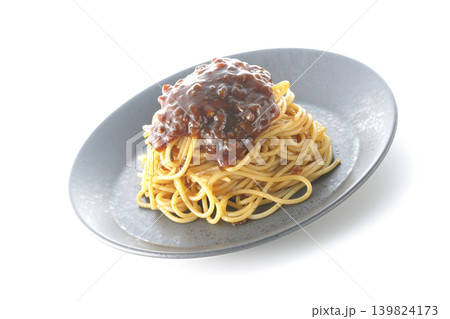 スパゲッティミートソースを白背景で単品撮影 スパゲッティミートソースを白背景で単品撮影 139824173