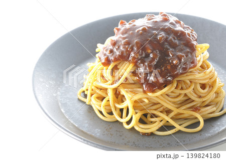 スパゲッティミートソースを白背景で単品撮影 スパゲッティミートソースを白背景で単品撮影 139824180