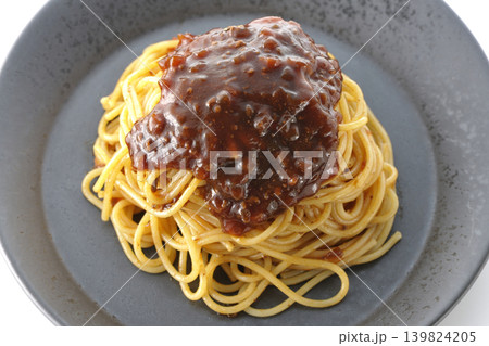 スパゲッティミートソースを白背景で単品撮影 スパゲッティミートソースを白背景で単品撮影 139824205
