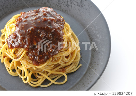 スパゲッティミートソースを白背景で単品撮影 スパゲッティミートソースを白背景で単品撮影 139824207