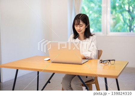デスクでパソコン作業をする日本人の若い女性 139824310