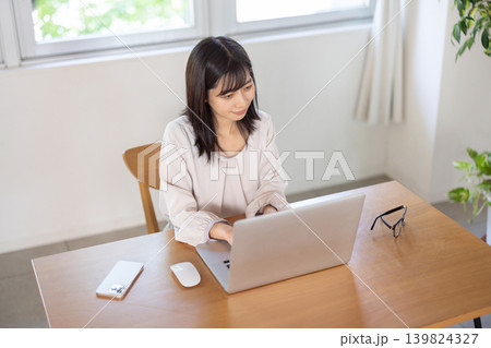 デスクでパソコン作業をする日本人の若い女性 139824327