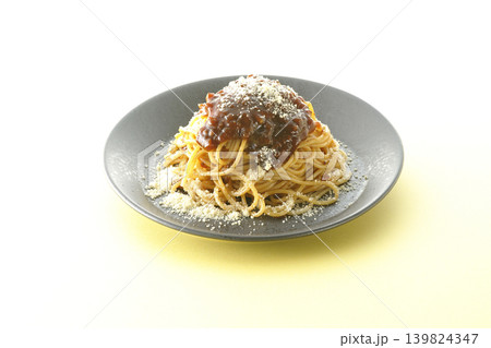 粉チーズがかかったスパゲッティミートソース 粉チーズがかかったスパゲッティミートソース 139824347