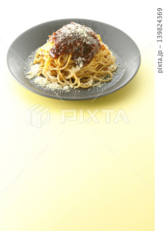 粉チーズがかかったスパゲッティミートソース 139824369