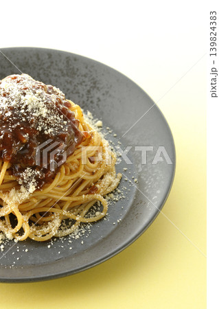 粉チーズがかかったスパゲッティミートソース 139824383