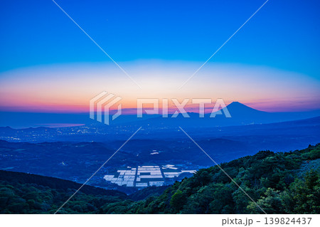 (静岡県)夕闇迫る丹那盆地の水田の向こうに富士山 (静岡県)夕闇迫る丹那盆地の水田の向こうに富士山 139824437