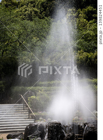 初夏の公園の水しぶきが高く上がる噴水 139824451