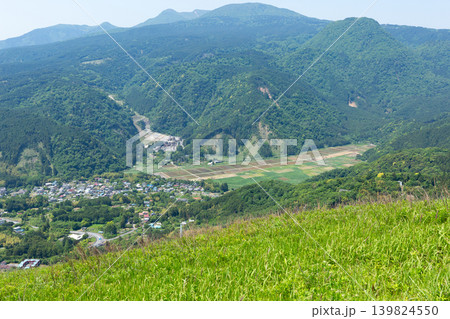 静岡県伊東市の大室山から望む池盆地の田園 静岡県伊東市の大室山から望む池盆地の田園 139824550