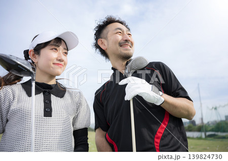 笑顔でゴルフレッスン(習う)女性イメージ ゴルフの先生と目標を見つめる、見上げる 笑顔でゴルフレッスン(習う)女性イメージ ゴルフの先生と目標を見つめる、見上げる 139824730