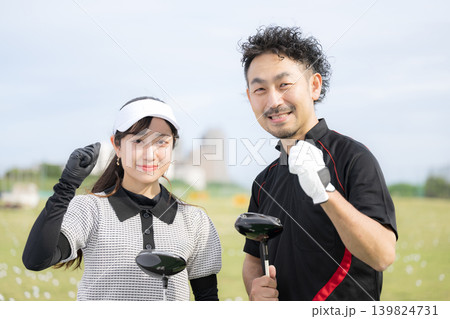 笑顔でガッツポーズをするゴルフレッスン(習う)女性イメージ ゴルフの先生とカメラ目線 笑顔でガッツポーズをするゴルフレッスン(習う)女性イメージ ゴルフの先生とカメラ目線 139824731
