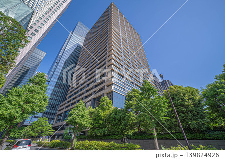 三井物産ビルと大手町ワンタワーの外観と新緑の街路樹【東京都千代田区】 三井物産ビルと大手町ワンタワーの外観と新緑の街路樹【東京都千代田区】 139824926