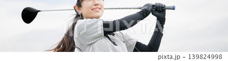 ゴルフ練習場でドライバーショットをスウィングする若い笑顔の女性のゴルファー 顔無しのバナー ゴルフ練習場でドライバーショットをスウィングする若い笑顔の女性のゴルファー 顔無しのバナー 139824998