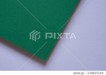 重なる緑色と白色の画用紙 重なる緑色と白色の画用紙 139825144