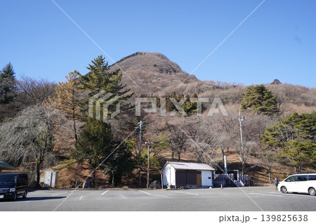 渋川市の人気の低山 水沢山に登る。水澤観音の大駐車場から見る水沢山 2026年1月9日 渋川市の人気の低山 水沢山に登る。水澤観音の大駐車場から見る水沢山 2026年1月9日 139825638