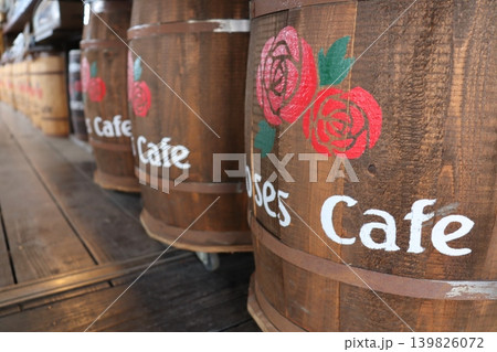 コーヒー豆の木樽が並ぶ蔵 大分県九重｜カフェ広告・店舗デザイン背景素材・飲食店PR・ブログ背景素材 139826072