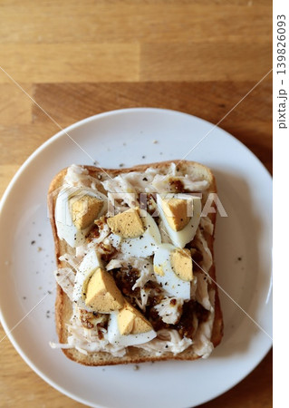 ハニーマスタードソースで食べるサラダチキンと茹で卵のオープントースト ハニーマスタードソースで食べるサラダチキンと茹で卵のオープントースト 139826093