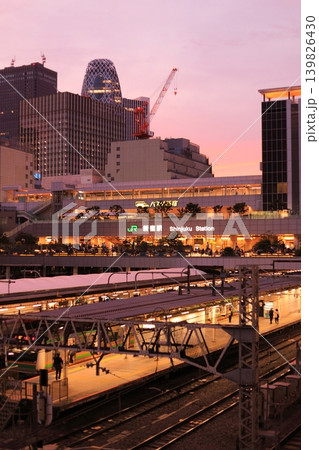 夕暮れのビル群を望む　新宿駅南口の風景 139826430