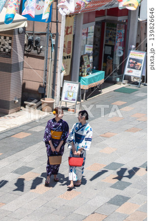 浴衣姿で小江戸川越を観光する女性 蔵造りの町並み 俯瞰 浴衣姿で小江戸川越を観光する女性 蔵造りの町並み 俯瞰 139826646
