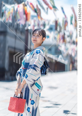 浴衣姿でレトロな街並みを歩く日本人女性 和風ポートレート 夏の思い出 浴衣姿でレトロな街並みを歩く日本人女性 和風ポートレート 夏の思い出 139826648