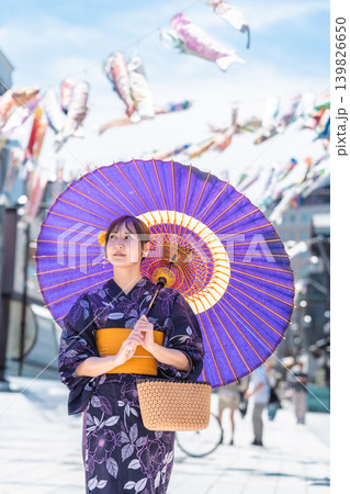 大正レトロの街並みを歩く青い和傘と涼しげな浴衣がお似合いの若い日本人女性 大正レトロの街並みを歩く青い和傘と涼しげな浴衣がお似合いの若い日本人女性 139826650