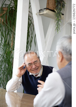 難聴のシニア 友人との会話が聞こえない日本人のシニア男性 難聴のシニア 友人との会話が聞こえない日本人のシニア男性 139826772