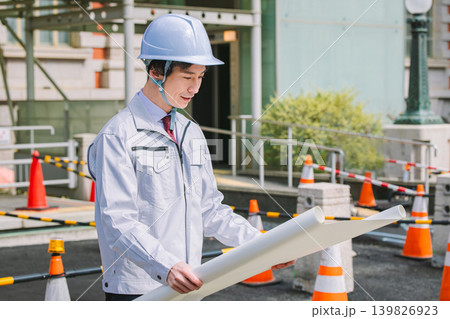 建設現場で働く人々 図面を確認する現場監督 建設現場で働く人々 図面を確認する現場監督 139826923